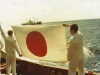 Besatzung der MS Hessenstein begrüßt Schwesterschiff MS Bayernstein auf dem Weg nach Japan